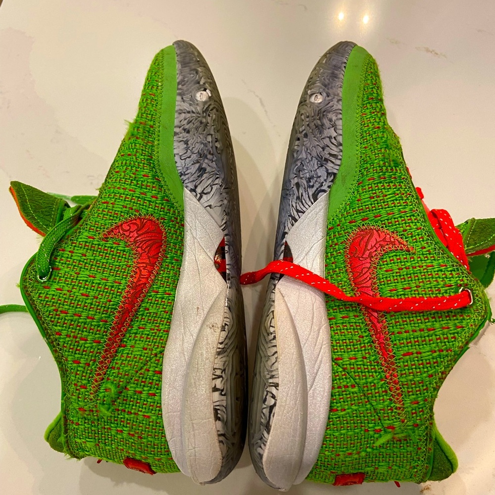 Lebron 20 Christmas edition . Great condition. Indoor use only.